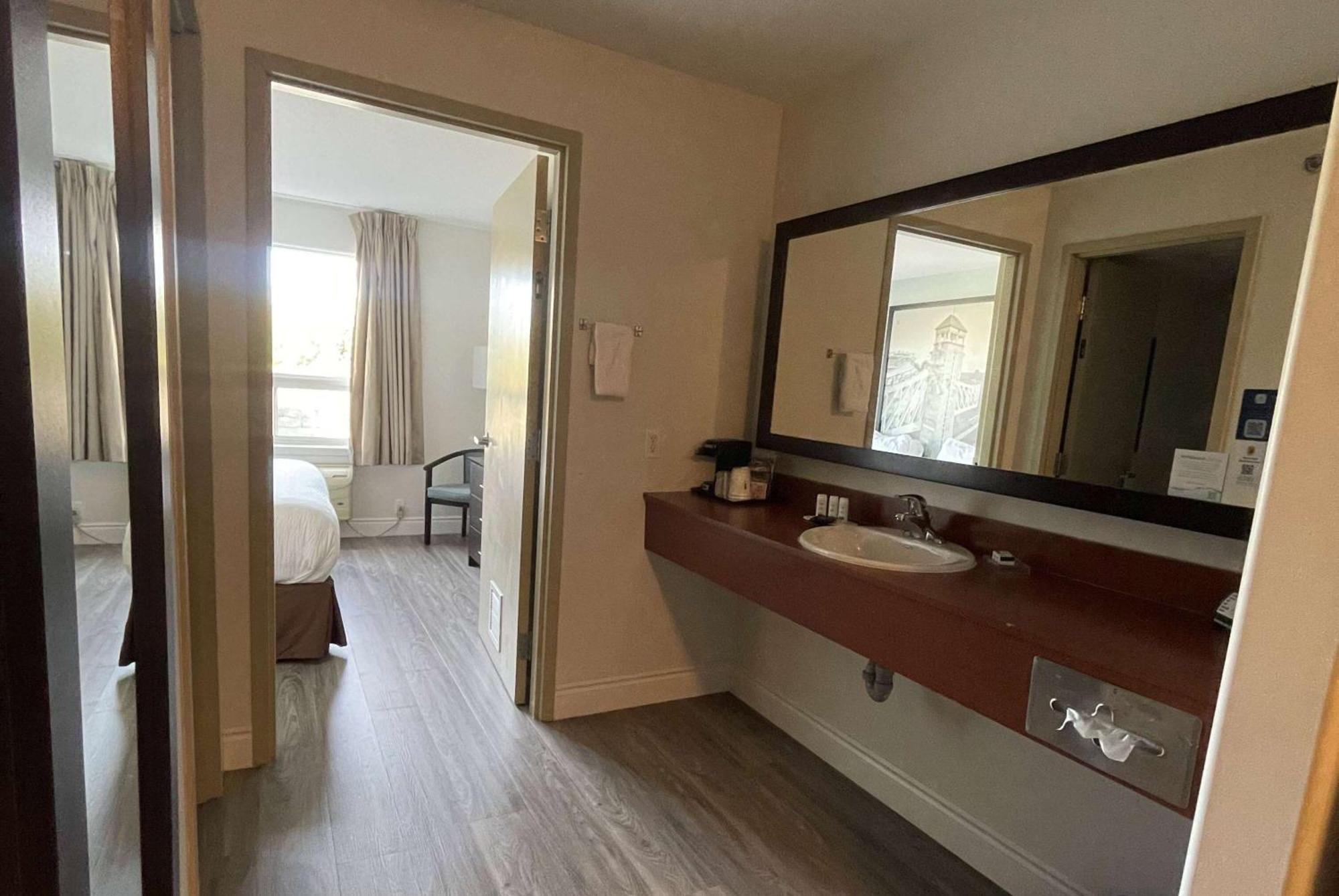 Super 8 By Wyndham Peterborough Hotell Eksteriør bilde