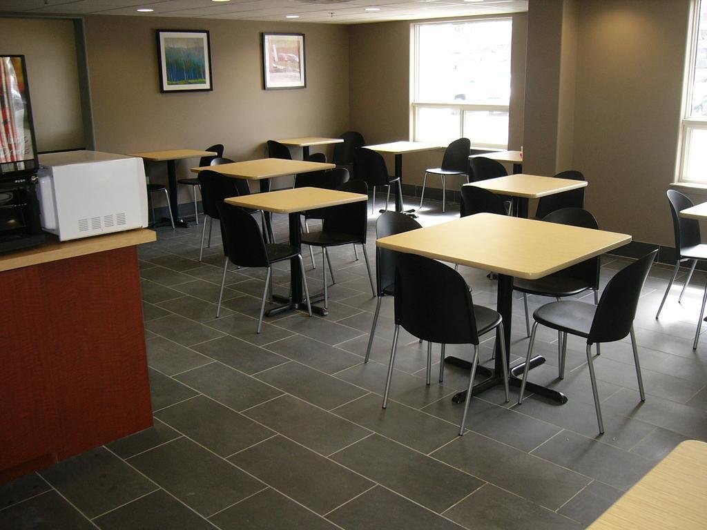 Super 8 By Wyndham Peterborough Hotell Eksteriør bilde
